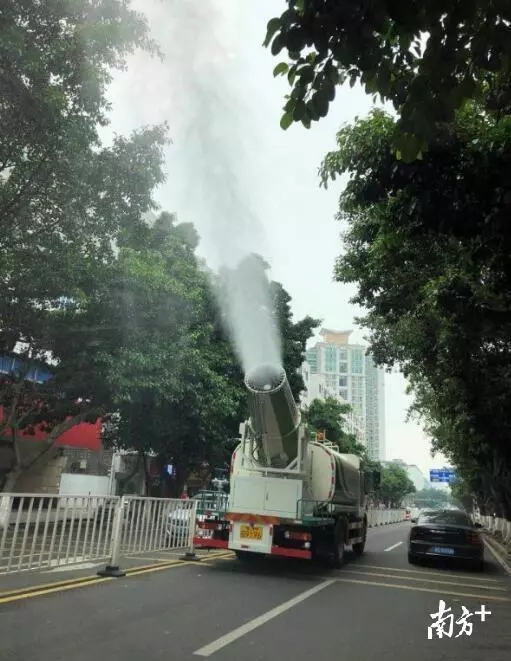 多功能抑塵車”亮相長安街頭，改善空氣質(zhì)量。